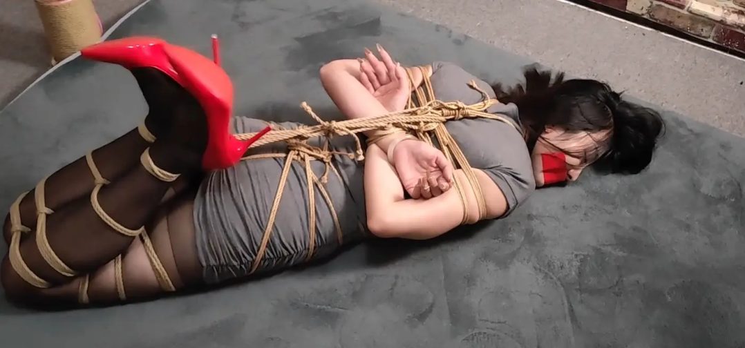 随心原创 佳佳 丰满的蛇傅 股绳拉扯 驷马-6