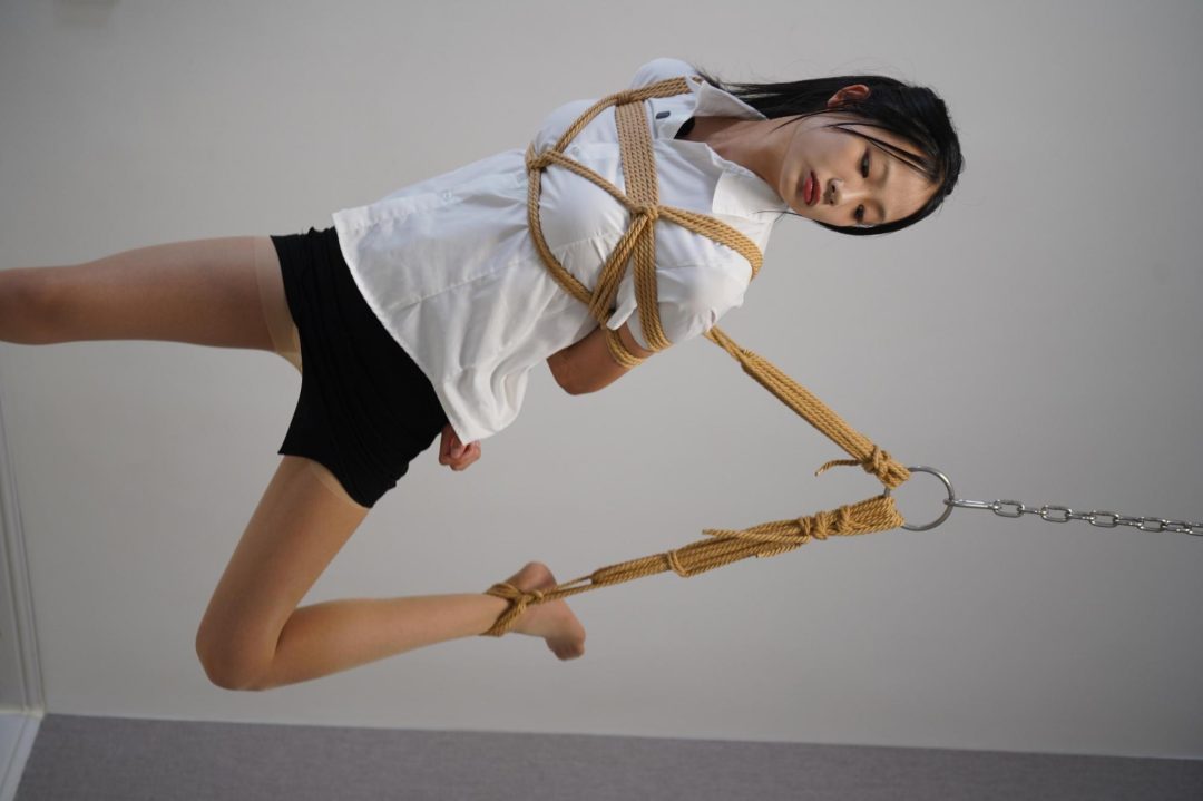 【灰太狼的羊】长腿肉丝美女用脚玩游戏机，因未能通关被紧紧捆绑放置惩罚【游戏＋日式胸缚＋单腿吊＋驷马缚＋放置】-7
