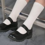 【美腿玉足系列】00后小珂课桌棉袜小皮鞋展示
