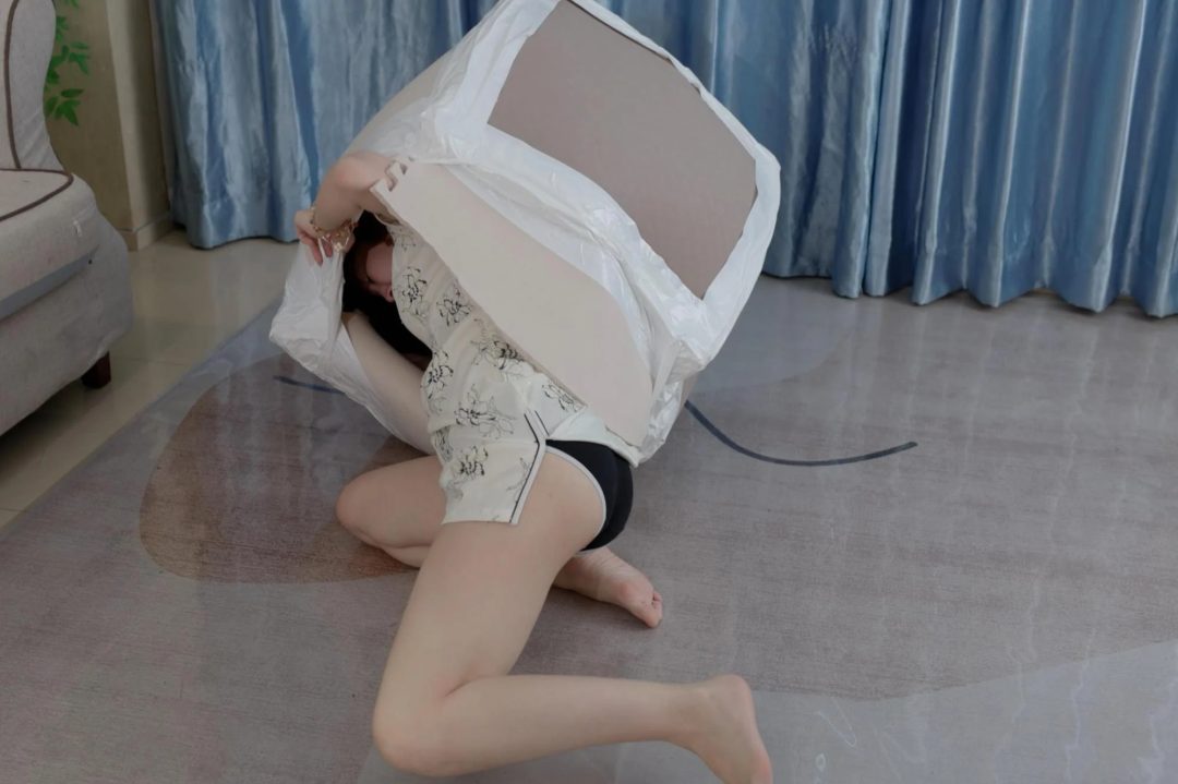 【红鲤鱼】裸足美女，装进纸箱里挣扎，最后被丝绸袋包裹-8