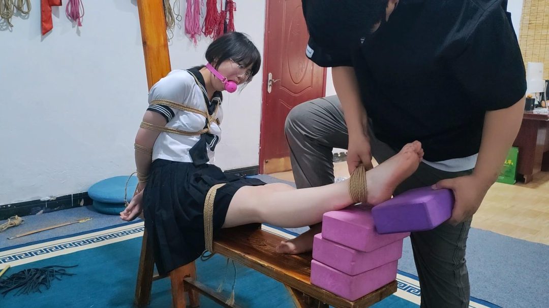山鬼工作室定拍：清纯女大小北老虎凳 折磨到崩溃-4