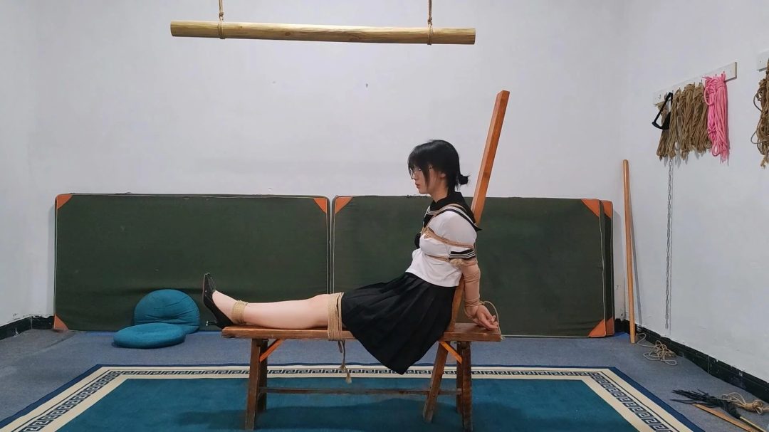 山鬼工作室定拍：清纯女大小北老虎凳 折磨到崩溃-1