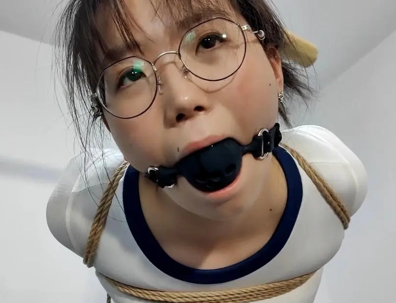 18岁女生体验绳艺捆绑，被绑了欧式直臂单腿吊了起来，大号口球堵嘴，受不了放下来，还要聊聊体验感受。-7