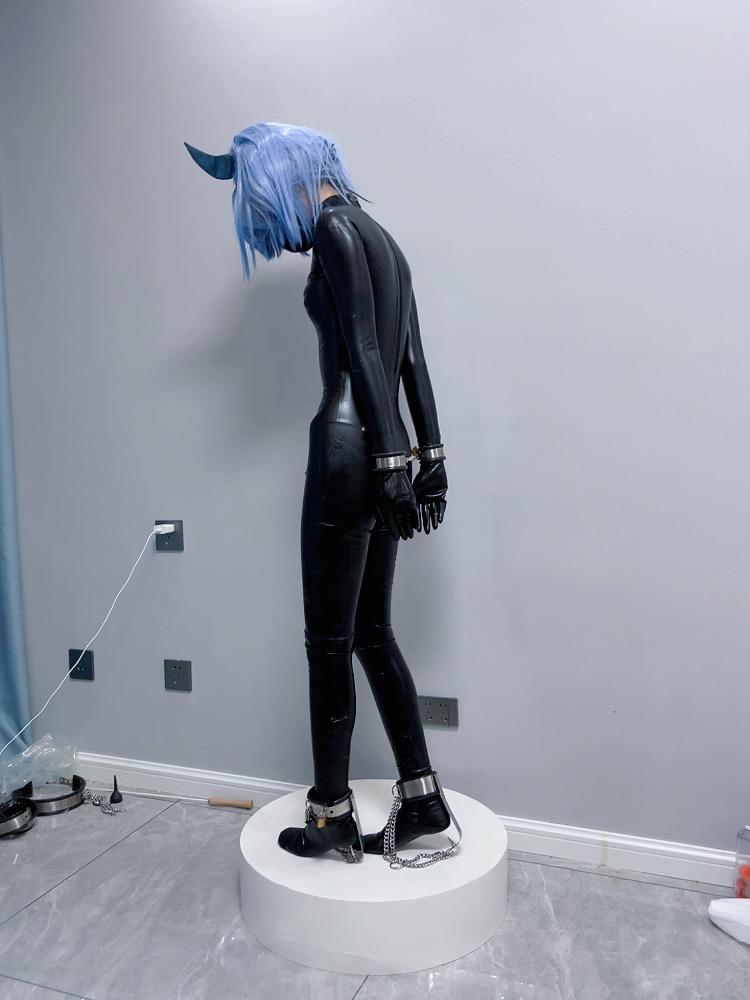 一镜到底~魔法少女露娜cos-脚底尖刺镣铐强制踮脚罚站虐足（胶衣、双手反铐、镣铐）-4
