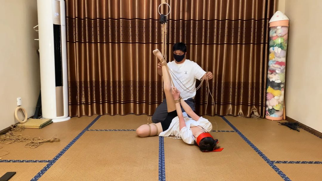 母狗体验绳子，丝袜堵嘴-4