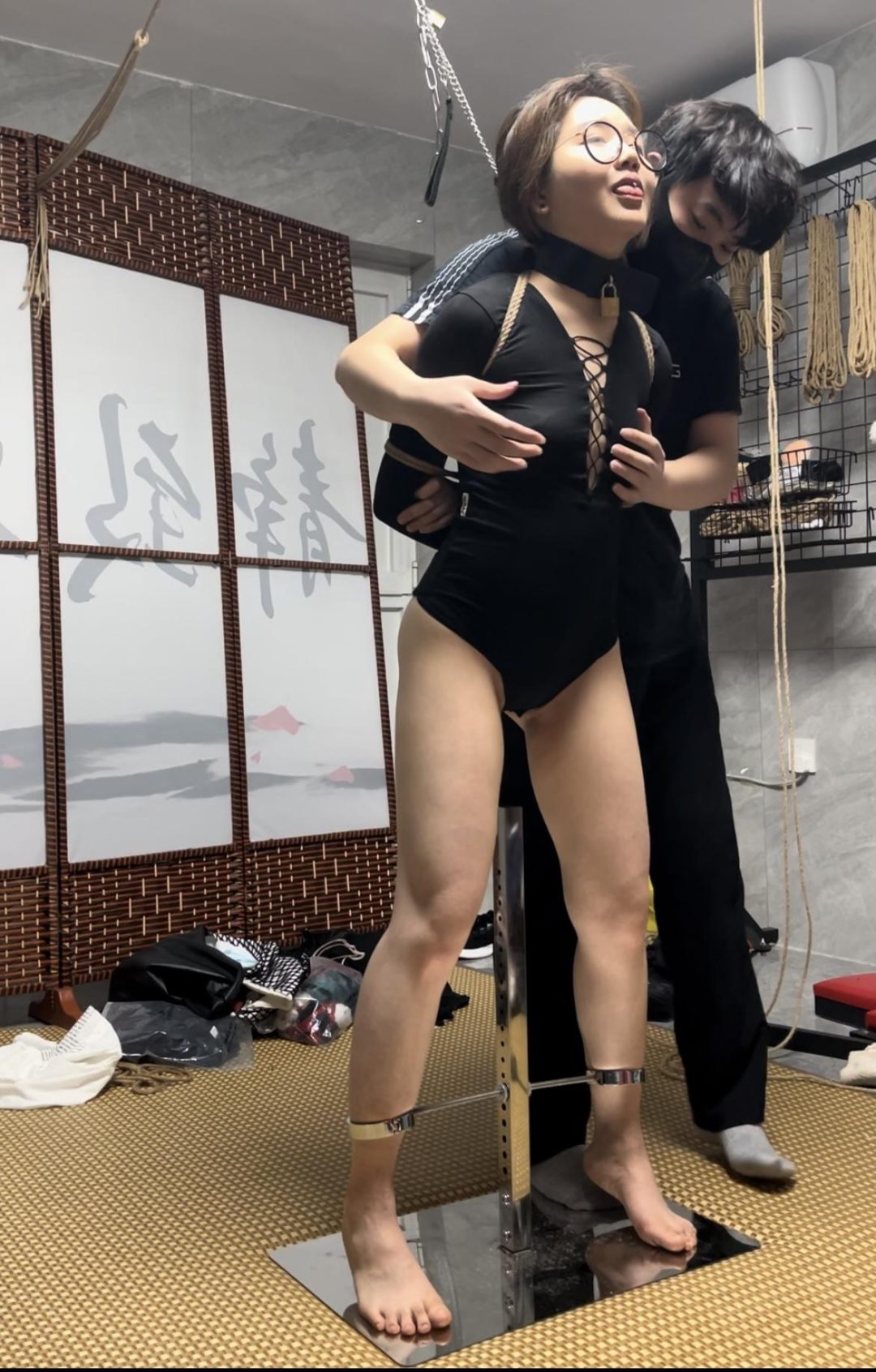 线下真实调教之超漂亮“萝莉姐姐”的求调教之旅！强制踮脚+舌钉负重+打屁屁SP+超狠耳光+手指弹下边/胸，妹子是个年上姐姐但是超级反差，一直想来一次完全沉浸式全身心的调教，那今天主人就满足你.-5