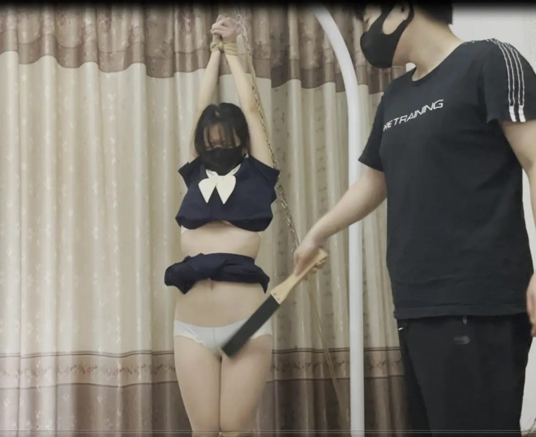 【踮脚前手吊缚+跪缚后手吊缚+鞭打踩踏羞辱揉胸耳光+结尾女调女】【下集】-8