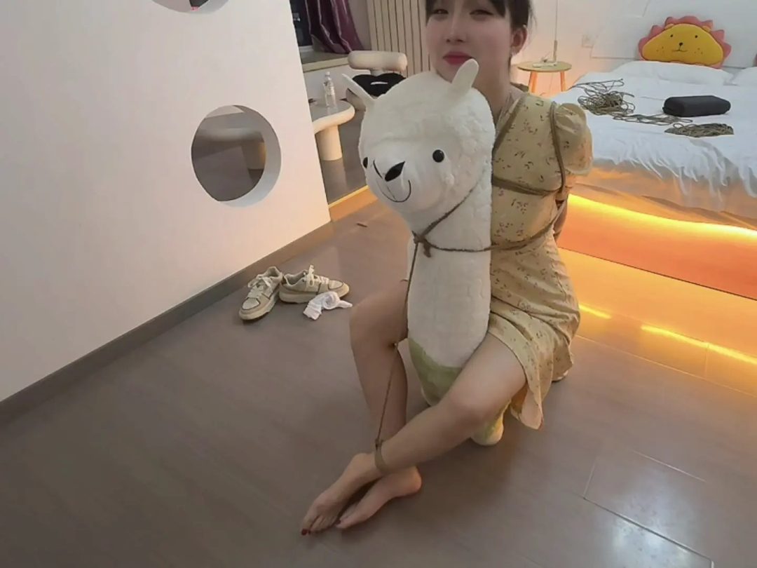 诺诺绑在可爱的羊驼座椅上聊天互动 白嫩裸足+挠痒-10