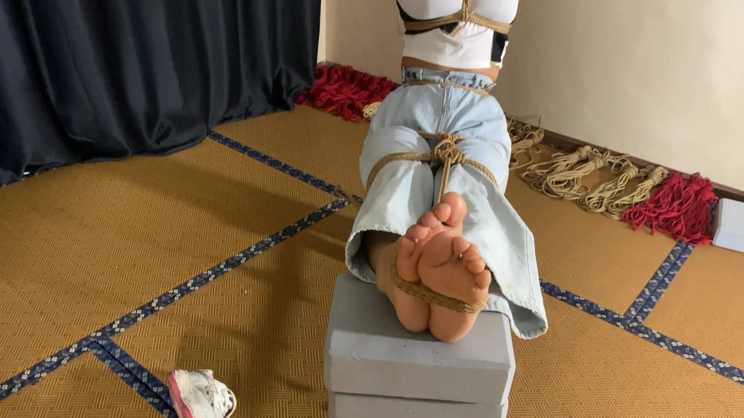 若薇被绑在老虎凳上 玩弄 牙刷 鞋刷 小猫挠脚心 带口球 挣扎-8