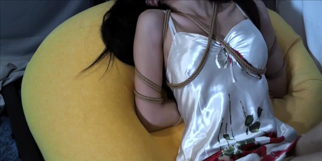 长裙美女的睡前五花外加轻微瘙痒调教-3