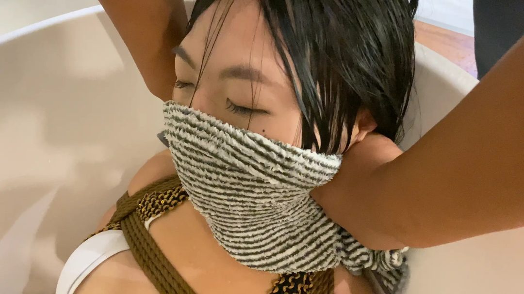 女教师夏可，捆绑好放进浴缸中，股绳拉紧，各种水刑，圣水，毛巾-2