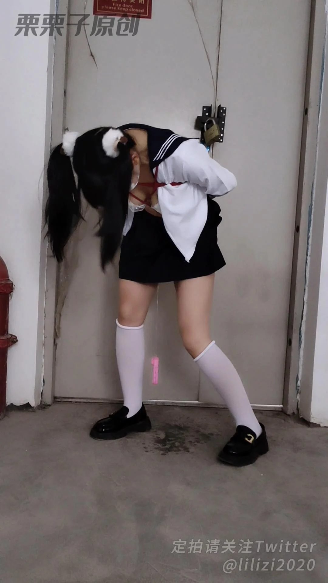 漂亮女孩家中遭蒙面绑匪捂晕扛到地牢牢笼囚禁金属架拘束挠打脚心屁股全身紧敷蹦跶玩弄-6