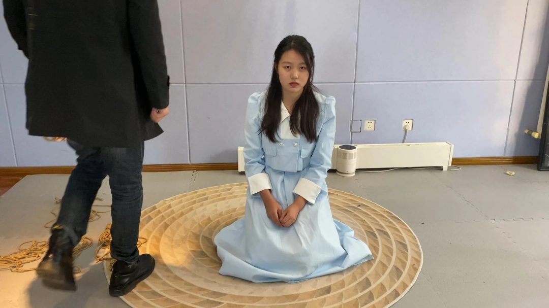 大一小姐姐朱雨馨腿超级长，邻家小妹妹的形象，初次体验，超紧直臂缚，单腿吊，口塞流口水-4