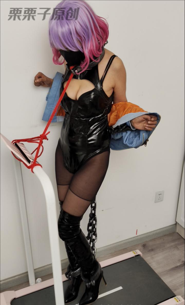 《被绑走的女coser 02》 跑步机、调教、束缚工具、女coser、黑丝、高跟皮靴-1