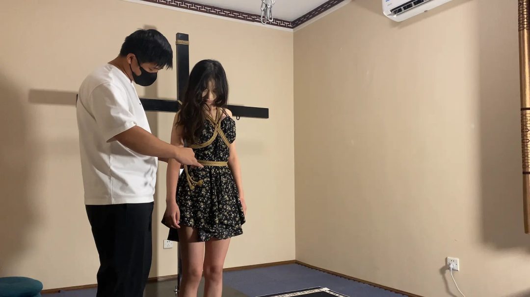 动动被吊起来，闫软软直臂驷马，酒酒单腿吊散鞭抽打-8