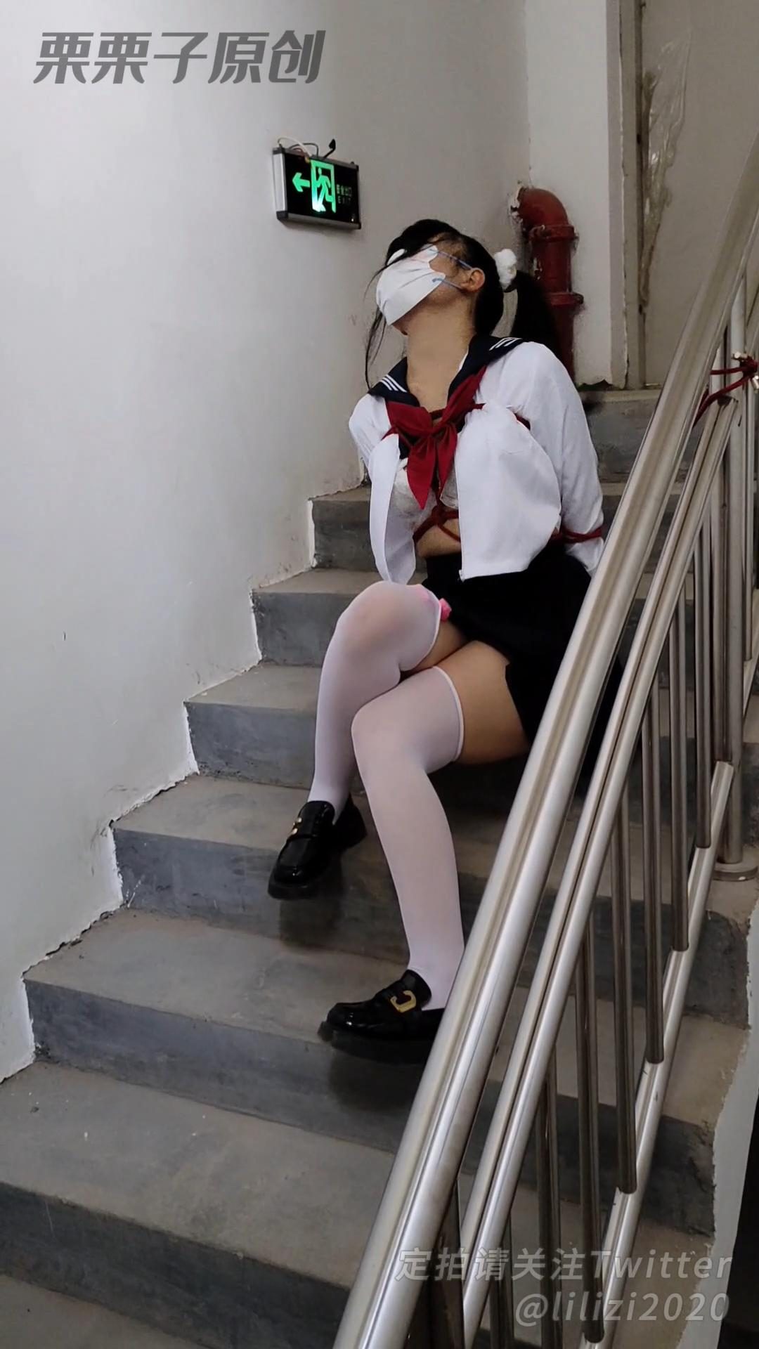 《被欺凌的乖乖女班长 01》户外、楼梯间失禁、水手服、女学生、双马尾、白丝、乖乖女调教-5