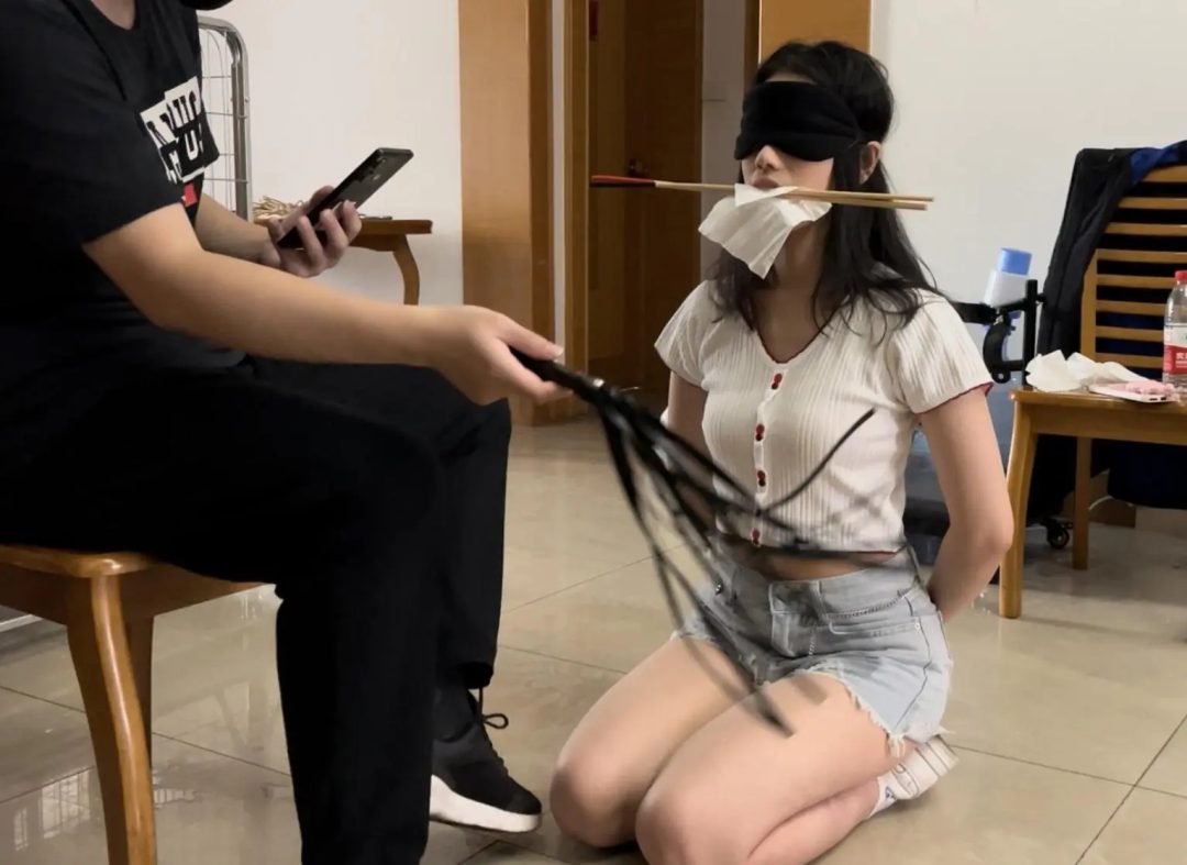 客户定拍调教之超漂亮新m阿然牛仔裤各类羞耻调教惩罚，小m阿然磕头请安+三跪九叩+踩脸踩头踩踏+口叼工具+跪爬倒水+钻胯+散鞭抽打+捏腿按摩+扇耳光，羞辱又难受，但是m属性很强的阿然好像非常享受...-6
