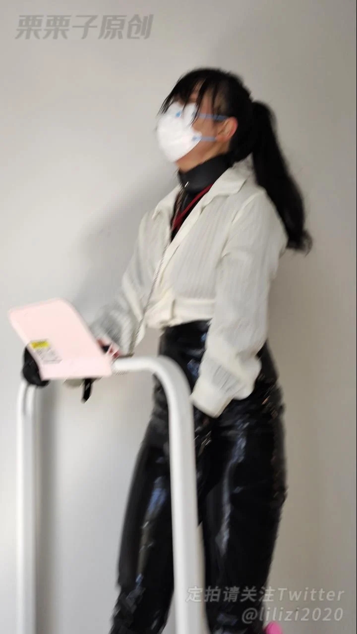 《被命令的女销售员 04》 跑步机调教、失禁、紧身连体皮衣、OL，皮袜皮手套、高跟靴、龟甲缚-3
