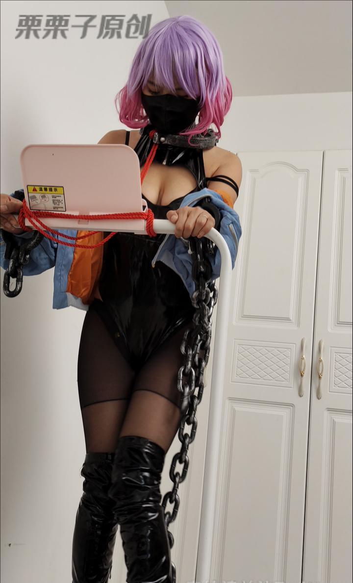 《被绑走的女coser 02》 跑步机、调教、束缚工具、女coser、黑丝、高跟皮靴-6