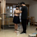 线下真实调教之薇薇五花大绑+项圈阴夹上下牵引+强制踮脚脚铐+口枷，新m薇薇内裤都拖到了地上，紧缚起来上边项圈牵引下边阴夹牵引，阴夹好几次被扯掉都哭了，口枷口水直流，还要忍受挠痒揉胸打耳光，不过小m自己