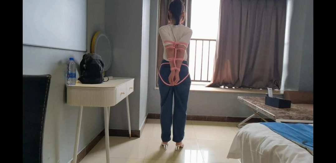 小云戴手铐绑股绳加直臂-1