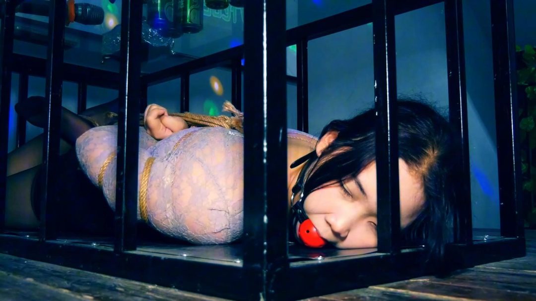 《塑料姐妹》第1集 美女被捆绑起来在K歌房唱歌驷马捆绑囚禁在桌子下面-4