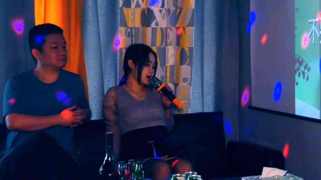 《塑料姐妹》第1集 美女被捆绑起来在K歌房唱歌驷马捆绑囚禁在桌子下面-1
