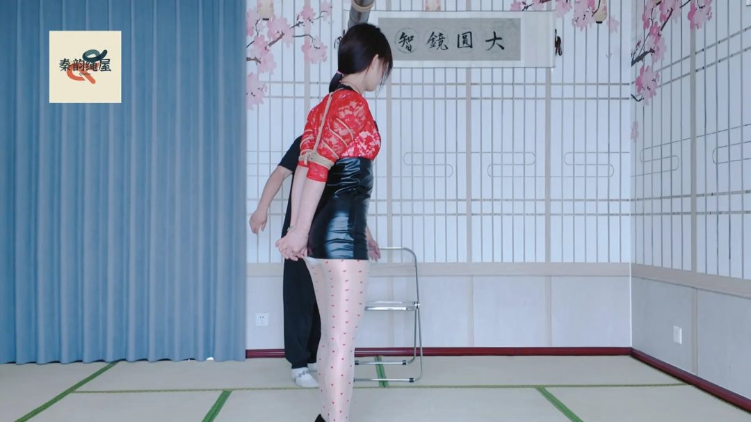 秦韵绳屋 和客户互相按摩的女技师-2