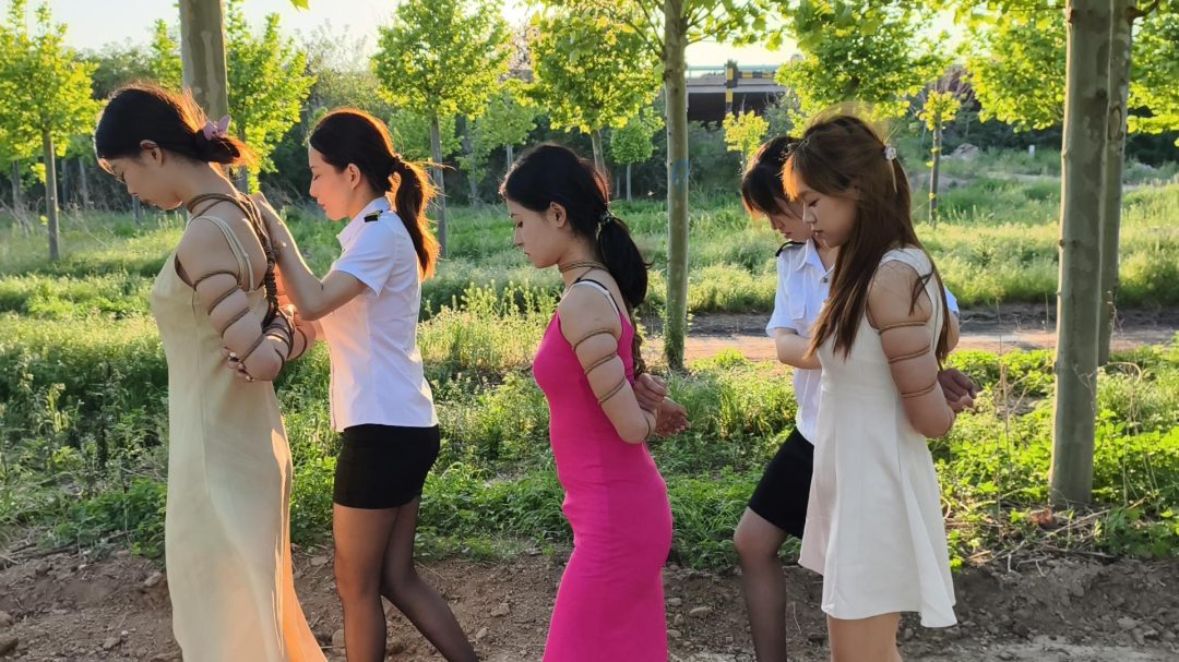 【鑫鑫工作室】各位同好观众以及定拍客户朋友们大家好。为答谢广大同好观众对忘忧社工作室，鑫鑫工作室合作场地拍摄的支持，两家工作室将共同出品多集系列监狱主题片-红色感叹号-12