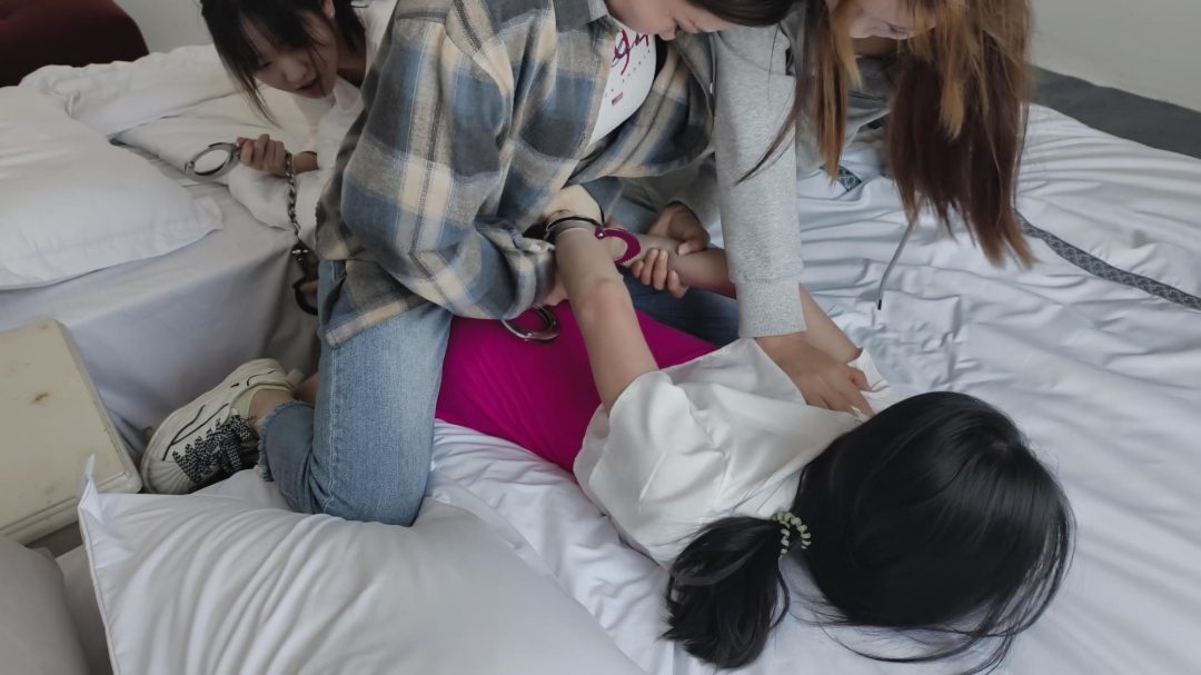 【鑫鑫工作室】各位同好观众以及定拍客户朋友们大家好。为答谢广大同好观众对忘忧社工作室，鑫鑫工作室合作场地拍摄的支持，两家工作室将共同出品多集系列监狱主题片-红色感叹号-2