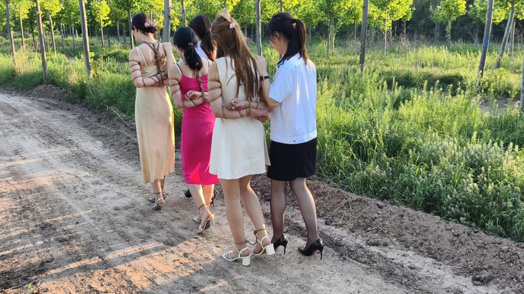 【鑫鑫工作室】各位同好观众以及定拍客户朋友们大家好。为答谢广大同好观众对忘忧社工作室，鑫鑫工作室合作场地拍摄的支持，两家工作室将共同出品多集系列监狱主题片-红色感叹号-1