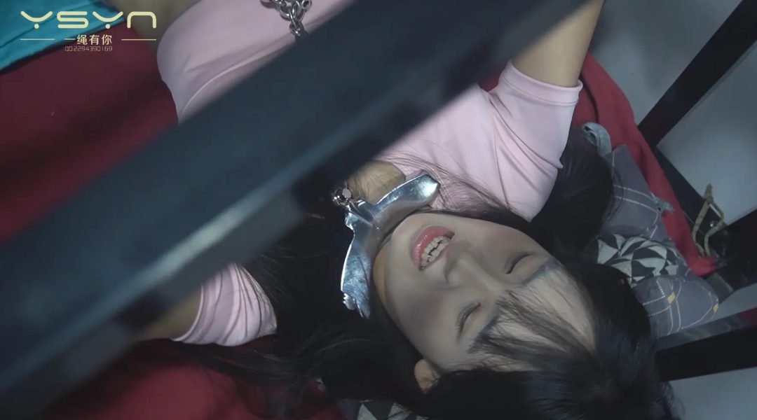 【孤锁寒笼】被囚禁暗室的漂亮女孩婷婷戴着颈手拷脚铐押到笼子里各种姿势打挠玩弄-8