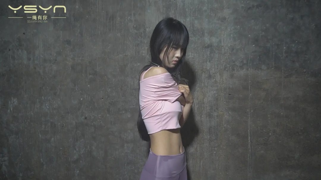 【孤锁寒笼】被囚禁暗室的漂亮女孩婷婷戴着颈手拷脚铐押到笼子里各种姿势打挠玩弄-1