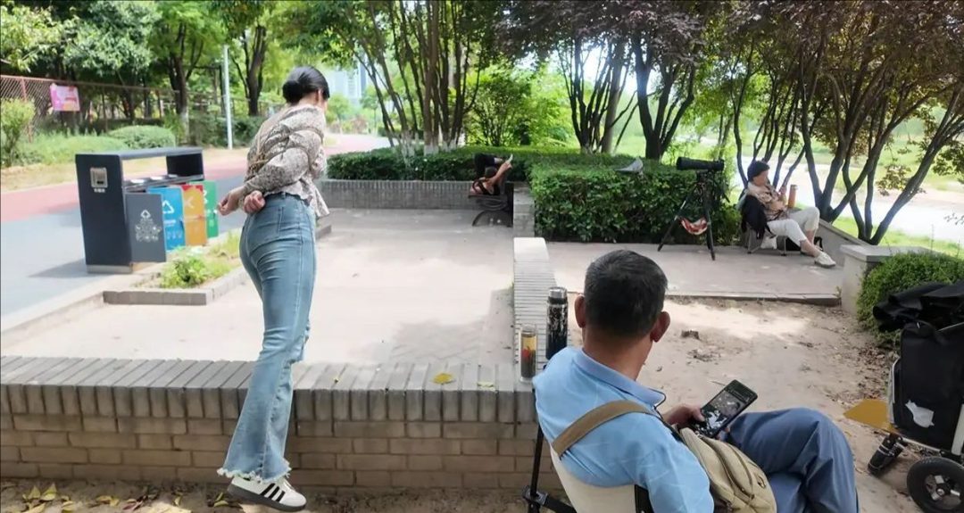 羞死了 双人室外捆绑 访谈 蹦跳 路人异样的眼光 像看猴一样，内心害羞 害怕 刺激 感觉很丢人-5