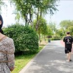 羞死了 双人室外捆绑 访谈 蹦跳 路人异样的眼光 像看猴一样，内心害羞 害怕 刺激 感觉很丢人