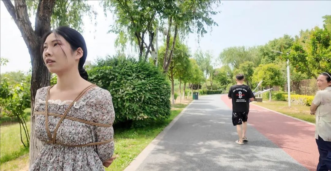 羞死了 双人室外捆绑 访谈 蹦跳 路人异样的眼光 像看猴一样，内心害羞 害怕 刺激 感觉很丢人-4