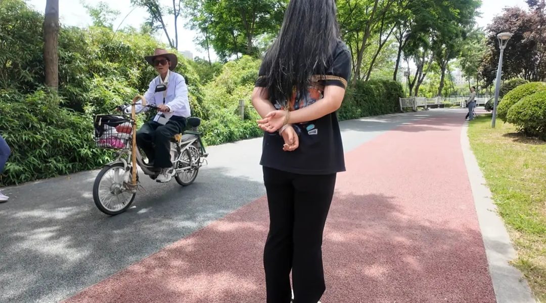 羞死了 双人室外捆绑 访谈 蹦跳 路人异样的眼光 像看猴一样，内心害羞 害怕 刺激 感觉很丢人-2