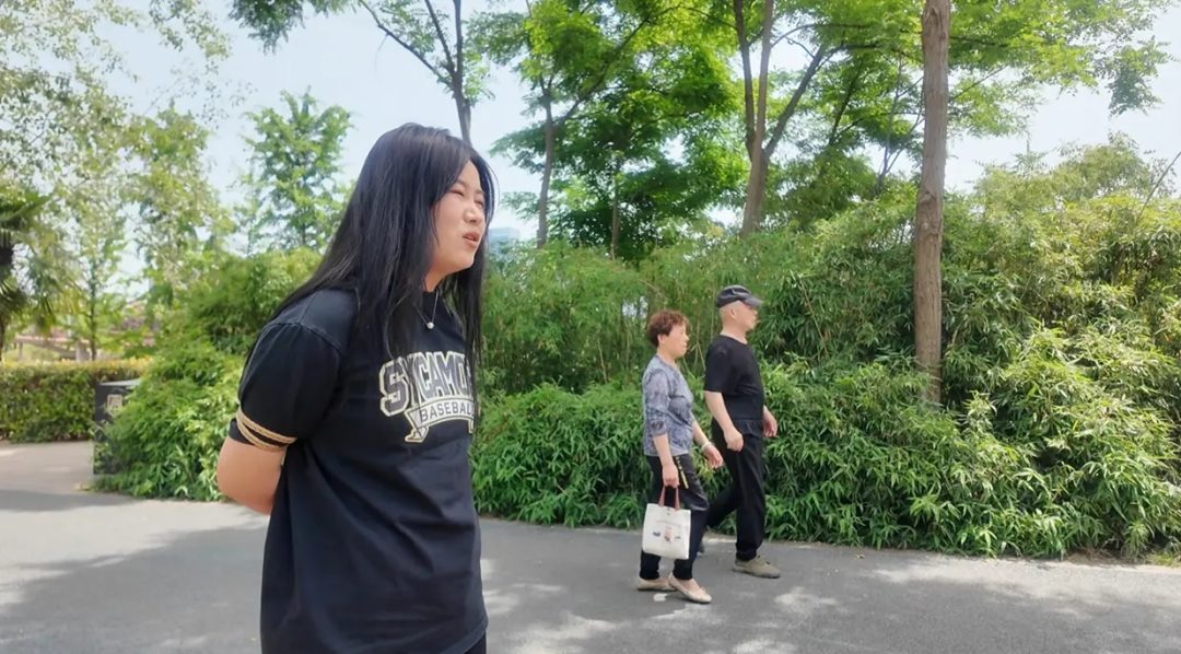 羞死了 双人室外捆绑 访谈 蹦跳 路人异样的眼光 像看猴一样，内心害羞 害怕 刺激 感觉很丢人-3