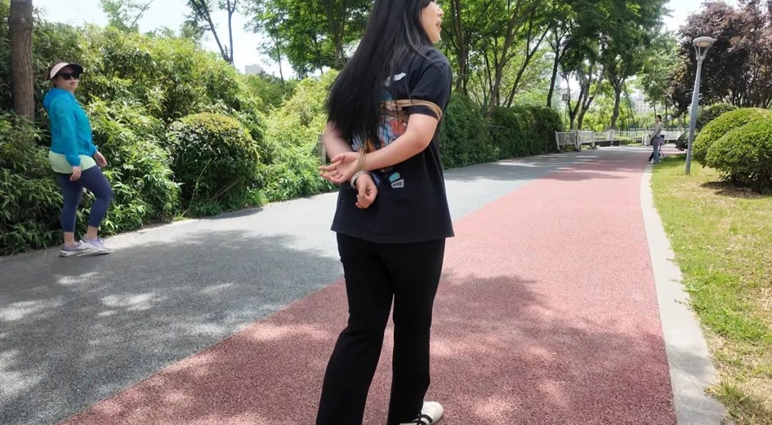 羞死了 双人室外捆绑 访谈 蹦跳 路人异样的眼光 像看猴一样，内心害羞 害怕 刺激 感觉很丢人-1