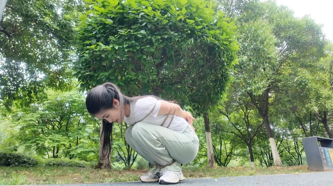 真刺激 室外训练过程中有人要求合影 吓死了 最后让模特挑战逃脱-6