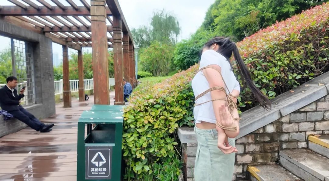 真刺激 室外训练过程中有人要求合影 吓死了 最后让模特挑战逃脱-3