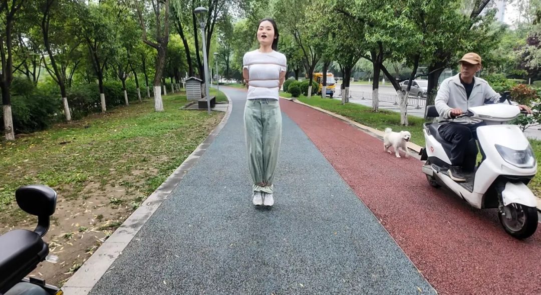 真刺激 室外训练过程中有人要求合影 吓死了 最后让模特挑战逃脱-1