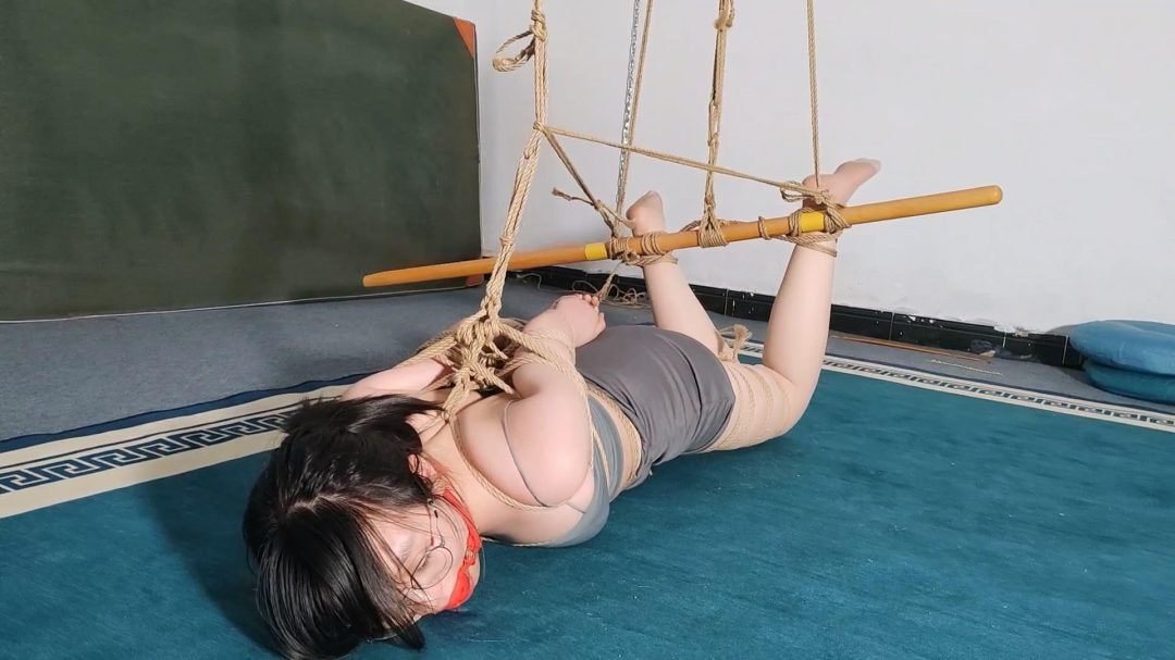 山鬼工作室定拍：小北清凉吊带直臂驷马吊 给绑哭了-6
