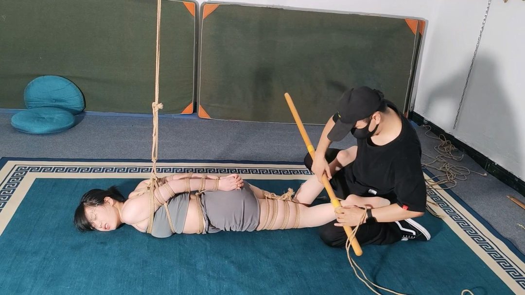 山鬼工作室定拍：小北清凉吊带直臂驷马吊 给绑哭了-3
