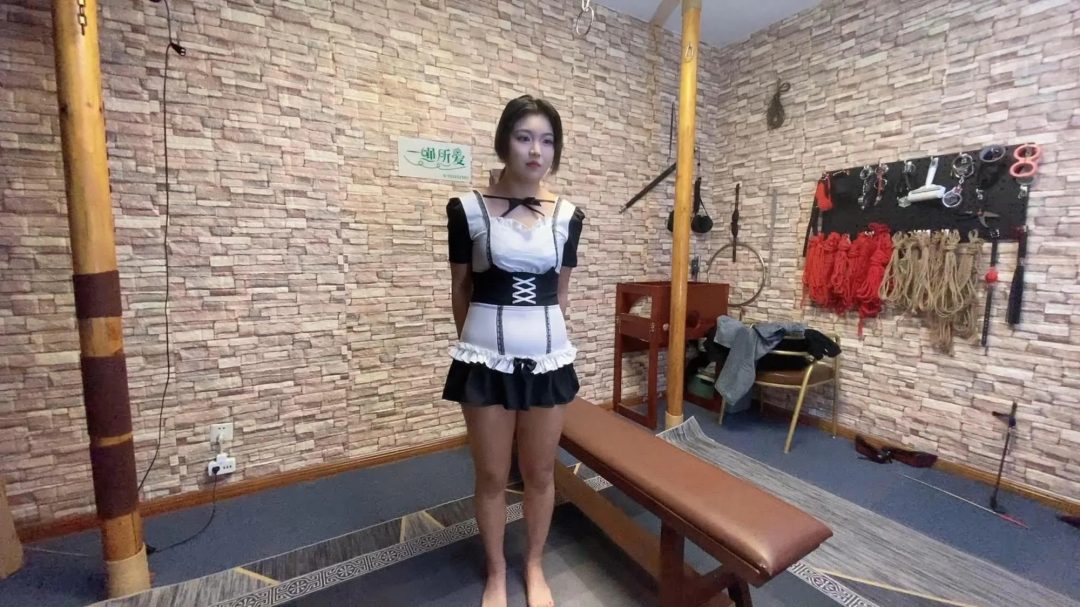 可爱吊小雯雯被主人绑在老虎凳上玩弄，羞耻sp，超紧的直臂，难受极了-6