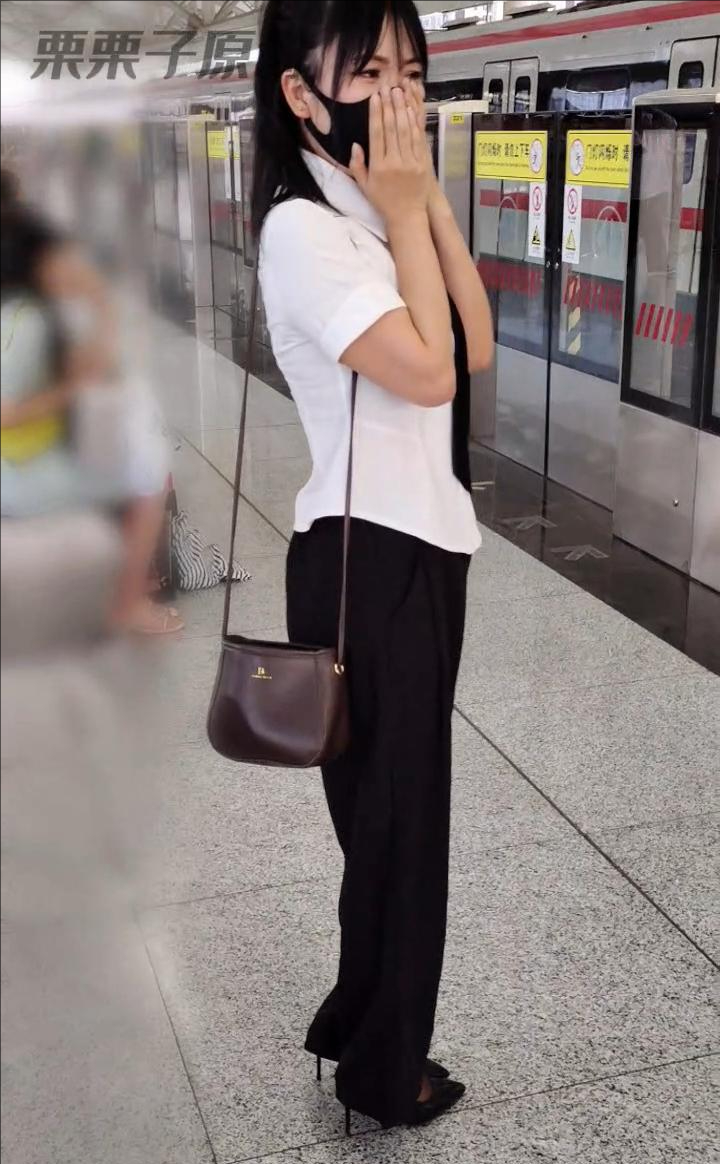 《被惩罚的女秘书 06》 户外、地铁站调教、公共洗手间自嗨、遥控、OL-3