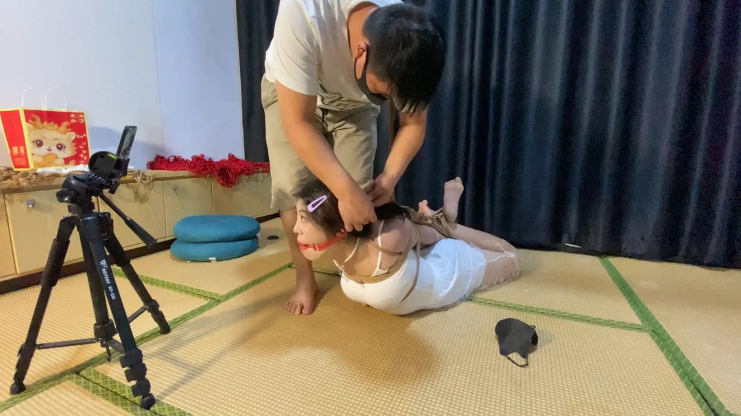 欢欢直播绳艺，大哥想折磨欢欢，库库上礼物，又是骨头口球，又是直臂驷马，难受的要哭。-6