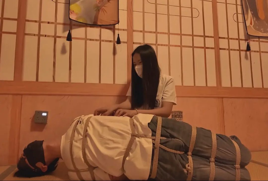 《西城首富儿子被掳走》捆绑男生-2