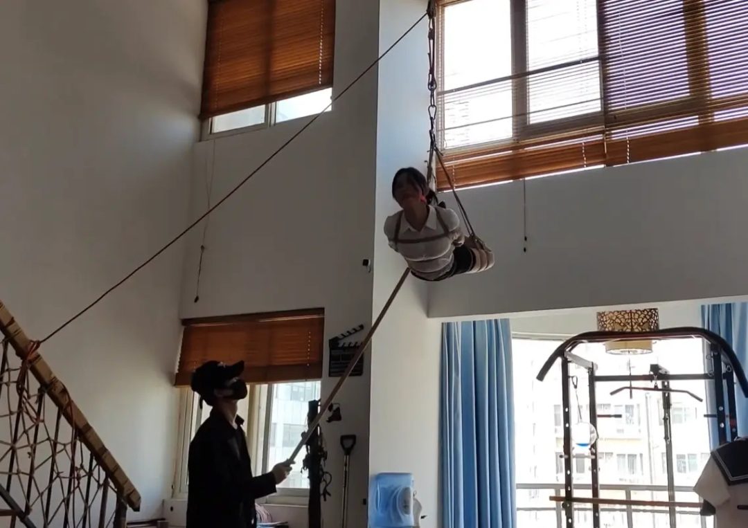 白领洛洛高空驷马悬吊-1