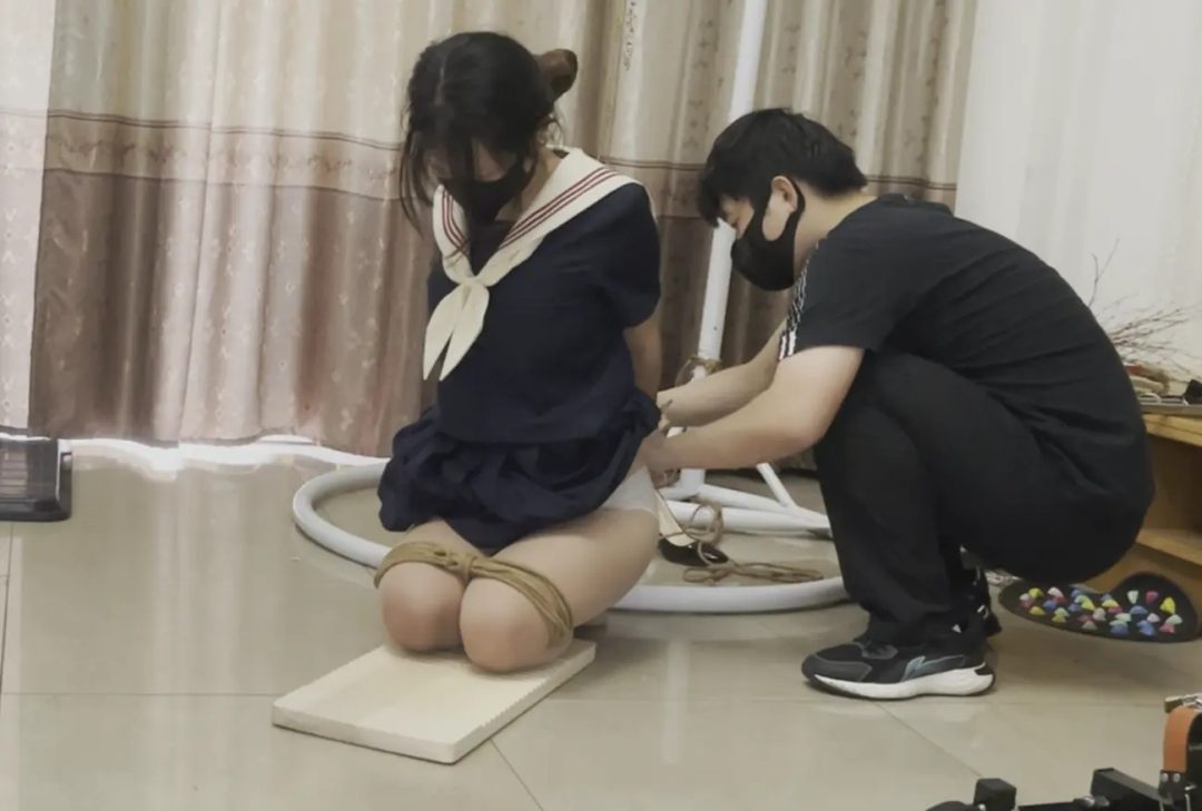【踮脚前手吊缚+跪缚后手吊缚+鞭打踩踏羞辱揉胸耳光+结尾女调女】【下集】-9